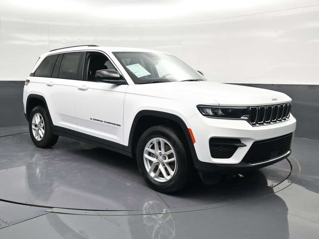 Used 2023 Jeep Grand Cherokee Laredo AWD/4WD image 5