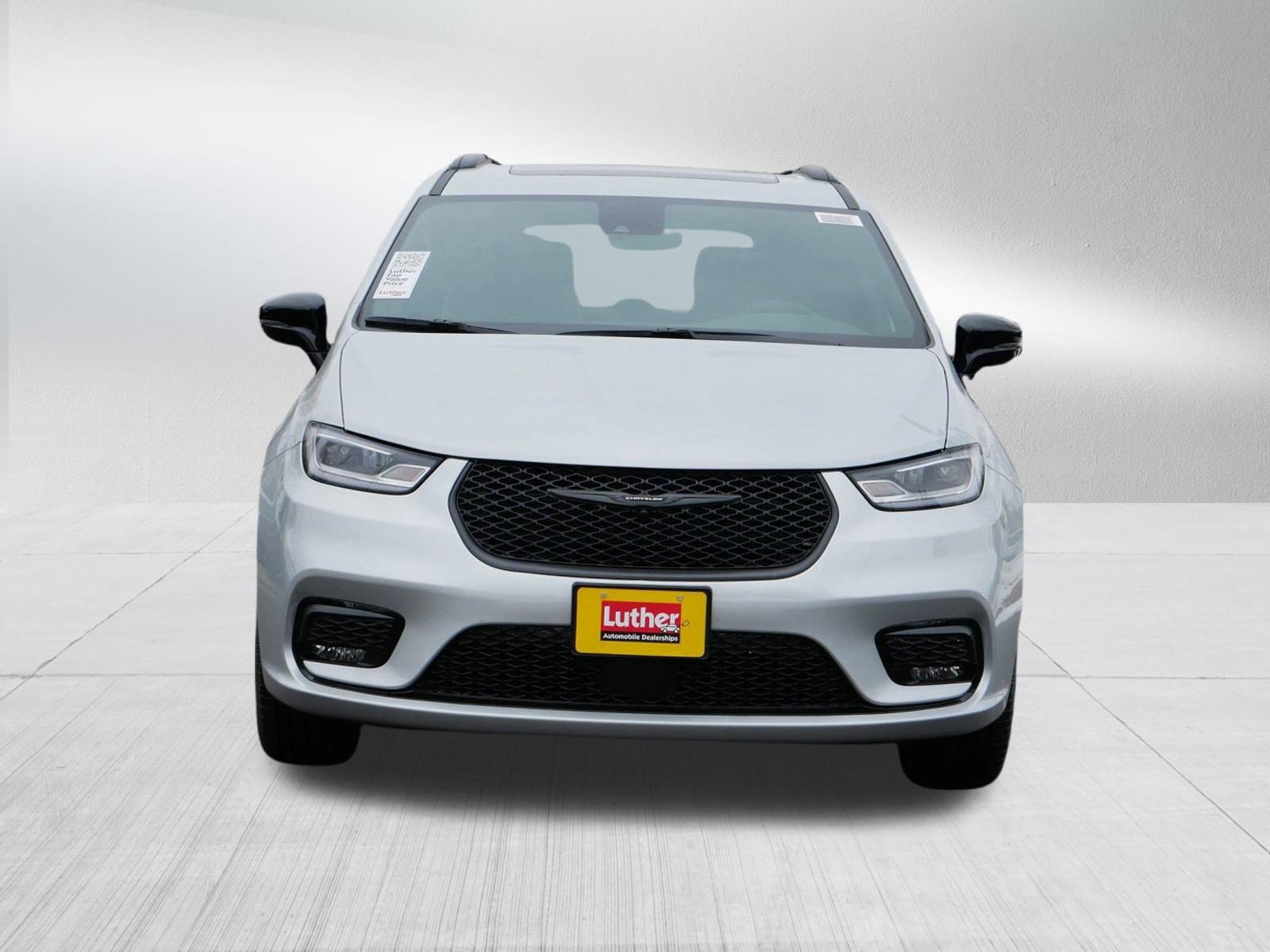 New 2026 Chrysler Pacifica Limited w/ S Appearance Package image 2