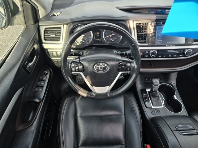 Used 2019 Toyota Highlander XLE AWD/4WD image 17