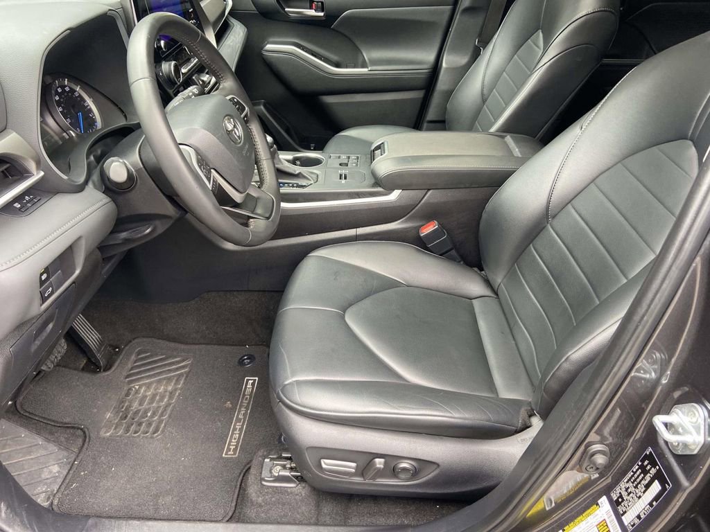 Used 2024 Toyota Highlander XLE image 19