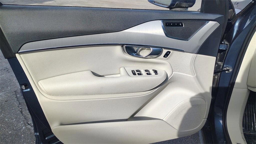 Used 2022 Volvo XC90 T5 Momentum w/ Climate Package image 8