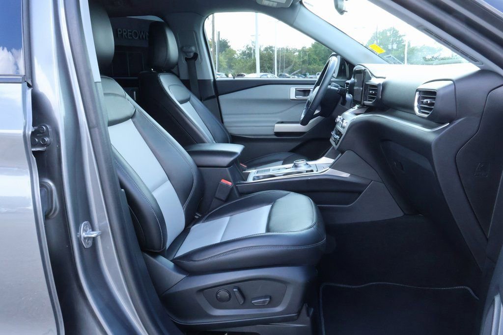 Used 2022 Ford Explorer XLT w/ Equipment Group 202A image 8