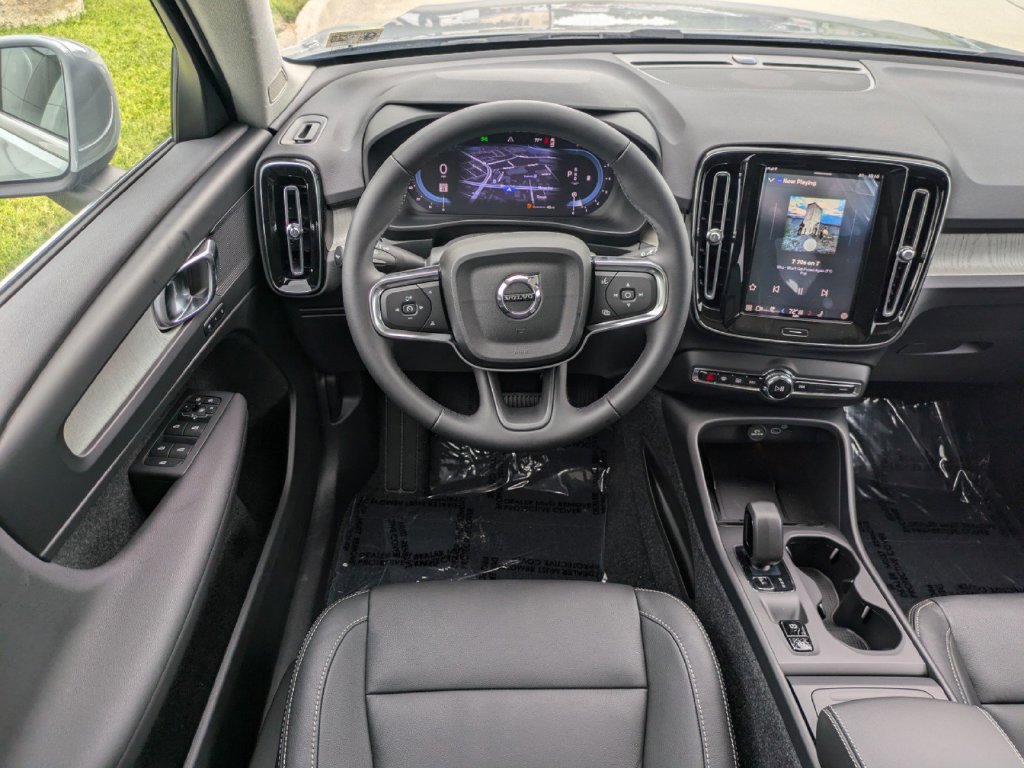 New 2025 Volvo XC40 B5 Core w/ Protection Package Premier AWD/4WD image 18