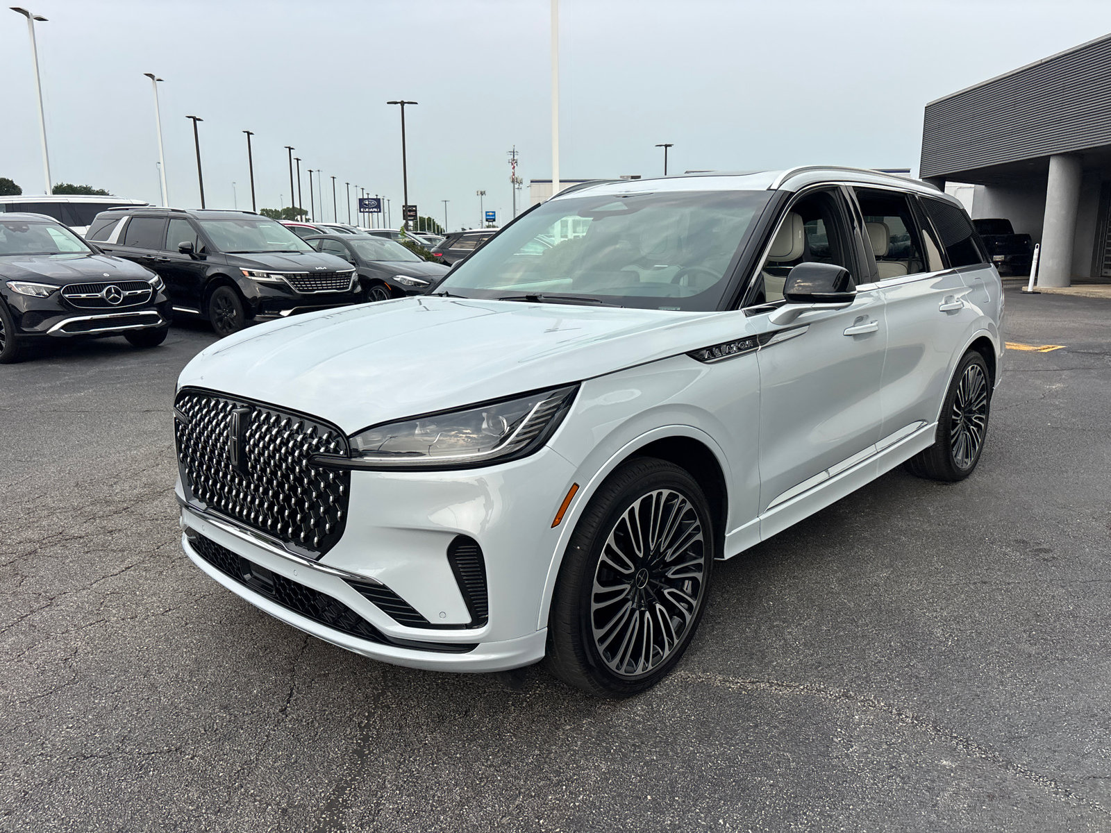 Certified 2025 Lincoln Aviator Black Label AWD/4WD image 3