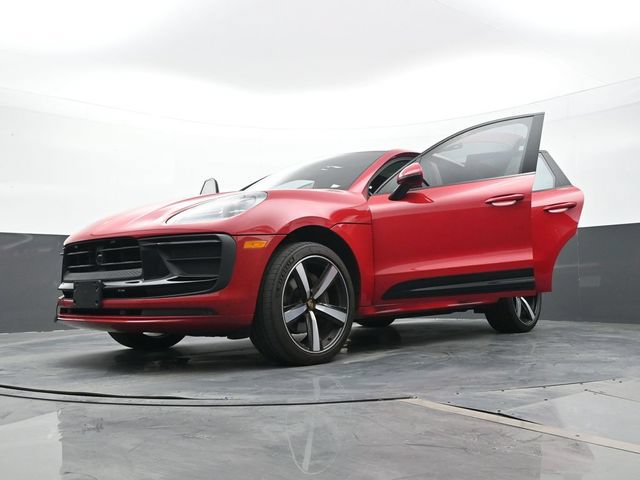 Certified 2022 Porsche Macan AWD/4WD image 33