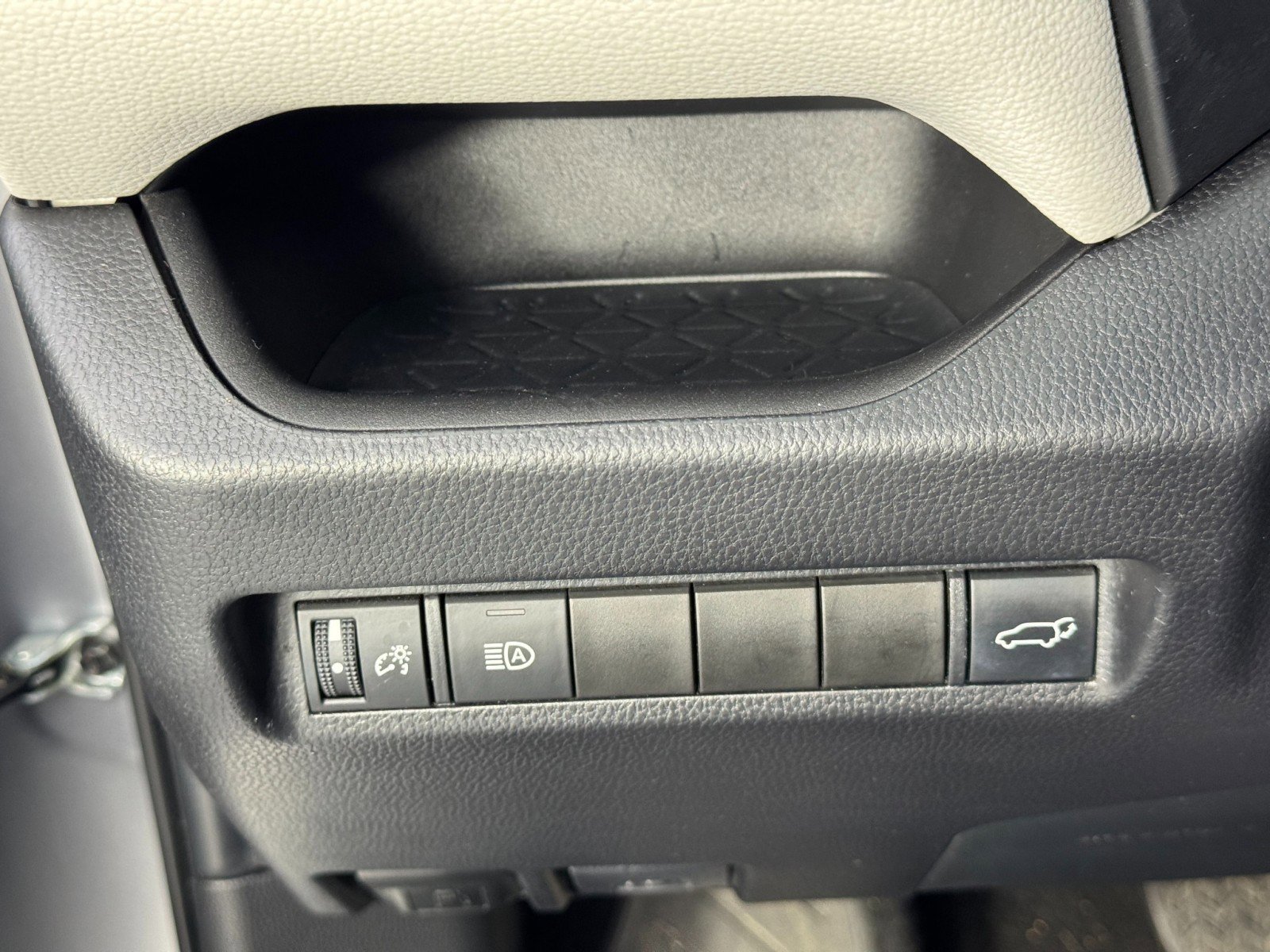 Used 2022 Toyota RAV4 XLE Premium image 17