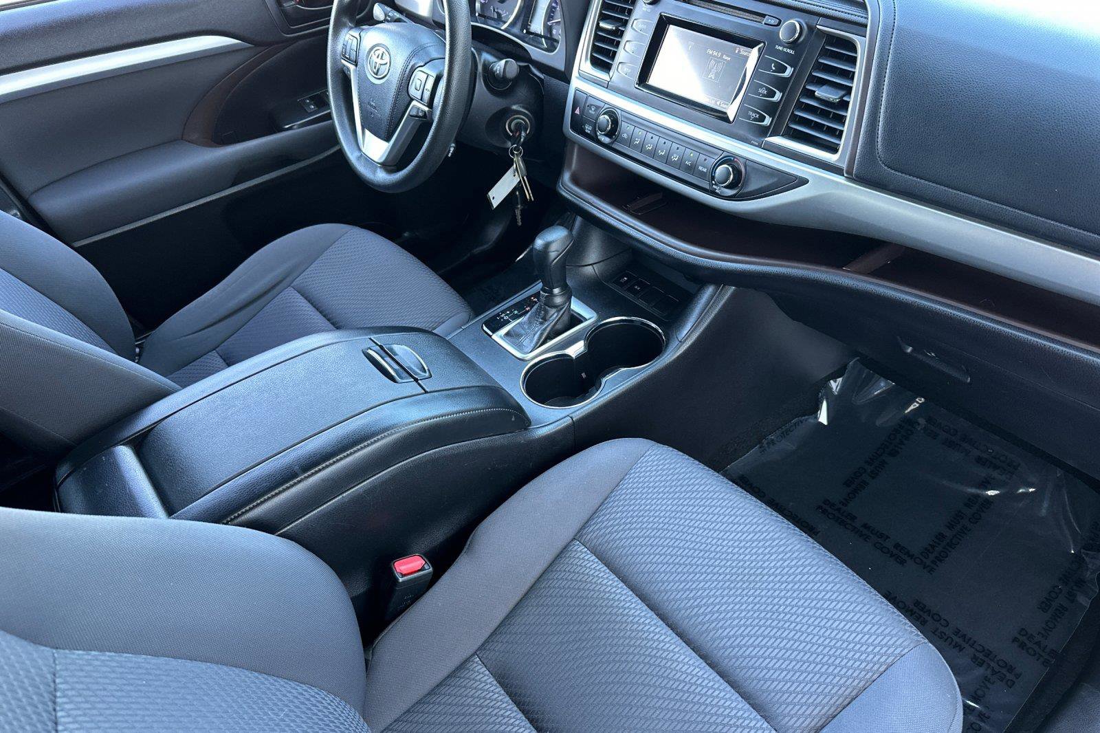 Used 2018 Toyota Highlander LE w/ Carpet Mat Package (TMS) image 16