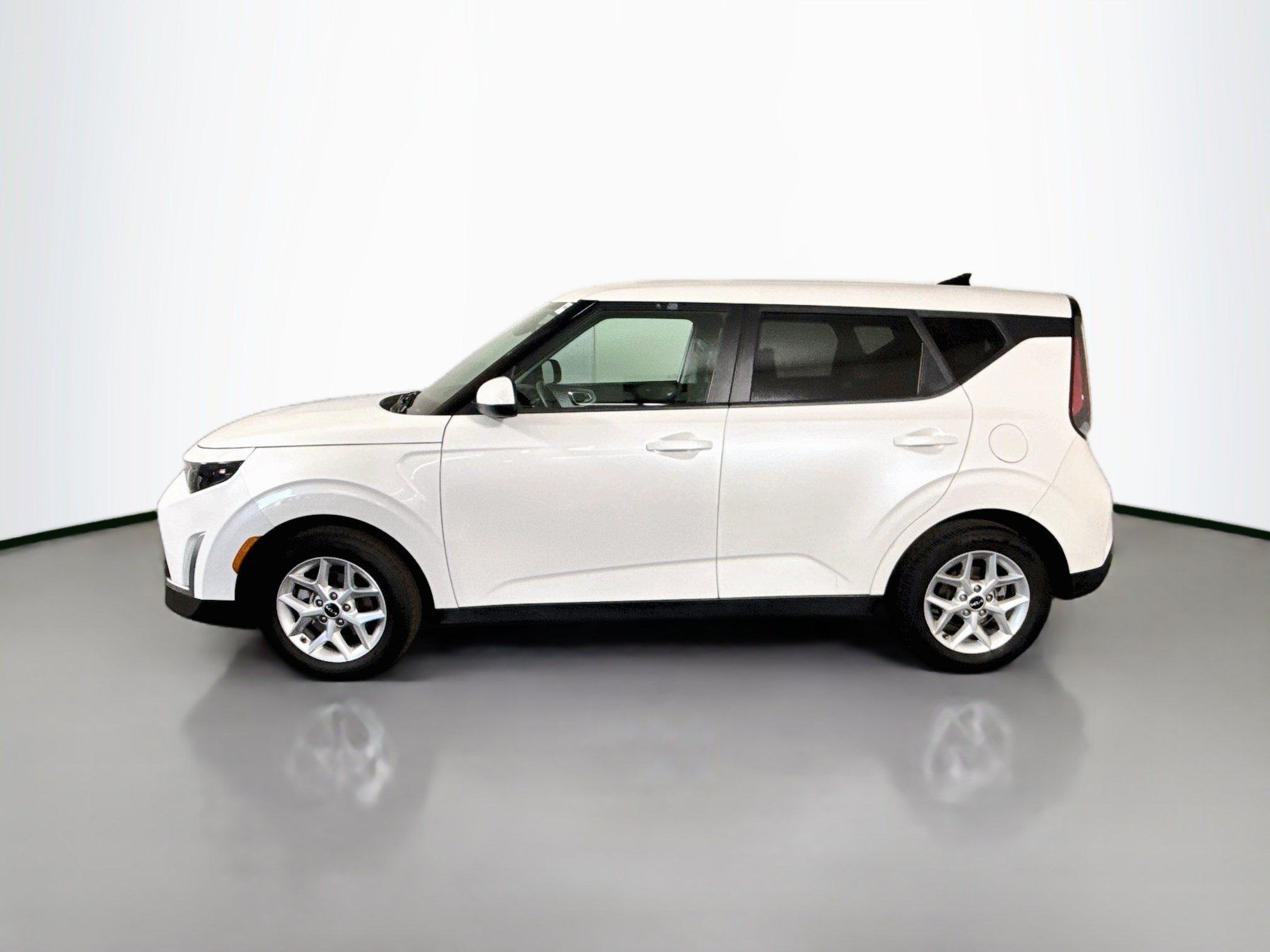 Used 2023 Kia Soul LX w/ LX Technology Package FWD image 6