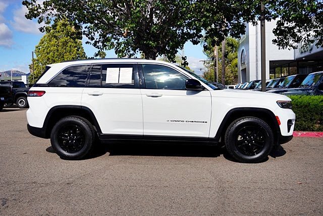Certified 2023 Jeep Grand Cherokee Laredo RWD image 7