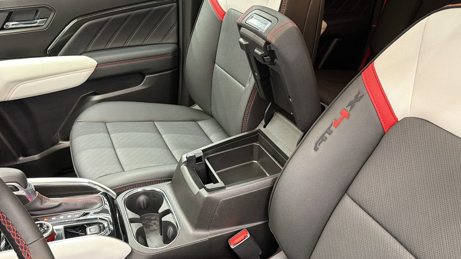 Used 2025 GMC Canyon AT4 w/ AT4X Package image 27