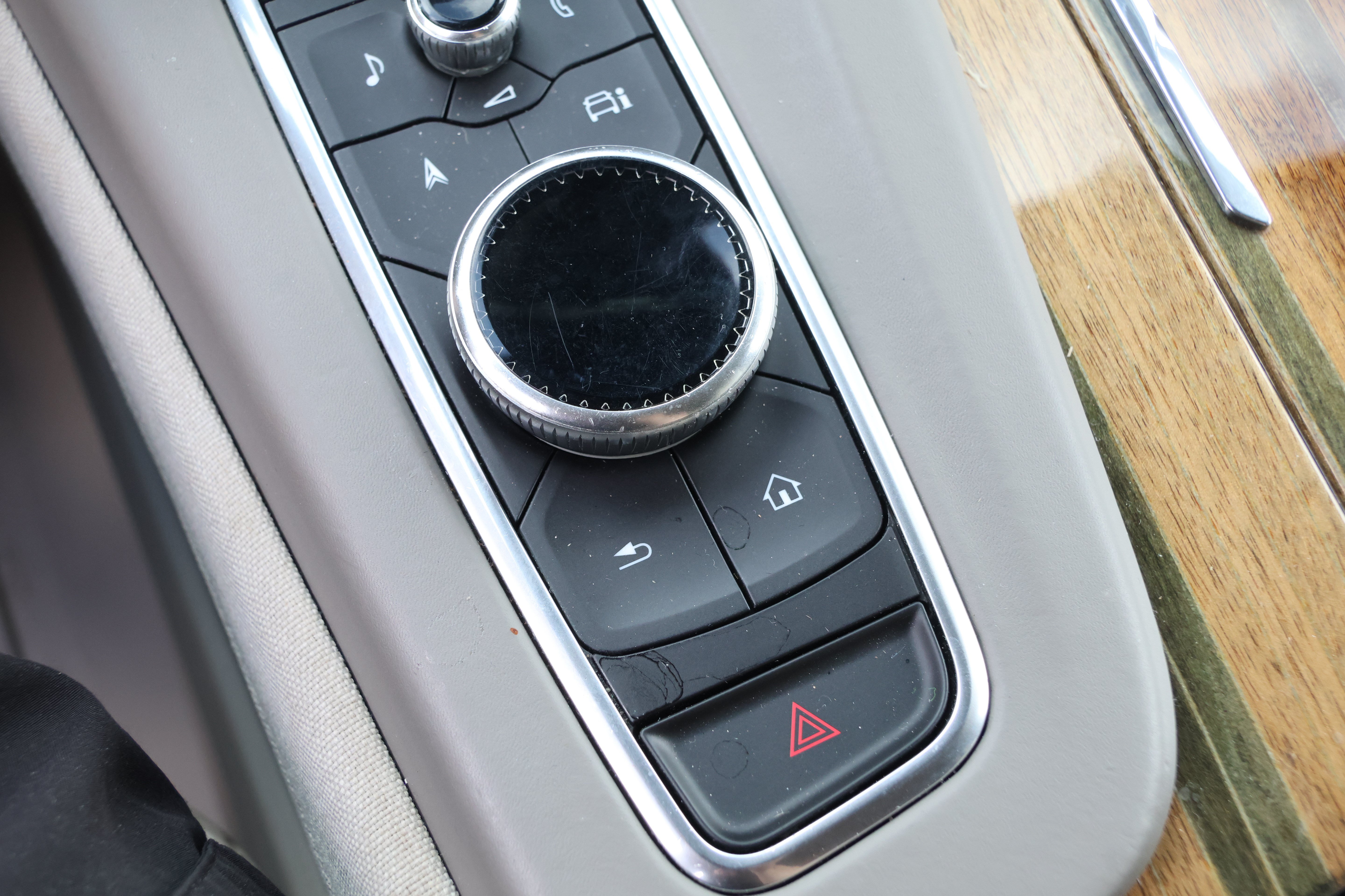 Used 2021 Cadillac Escalade Premium Luxury Platinum w/ Heavy-Duty Trailer Package AWD/4WD image 31
