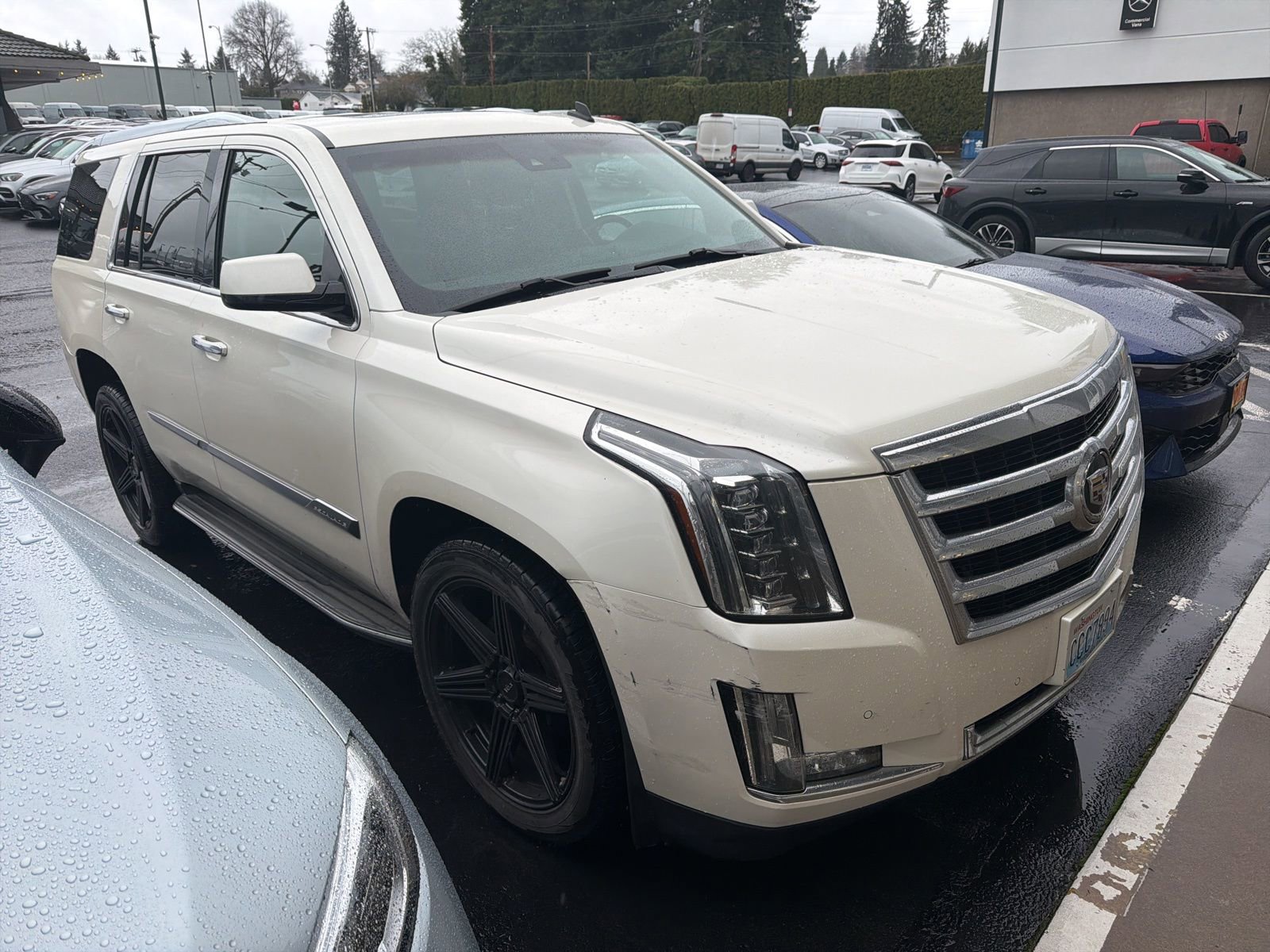 Used 2015 Cadillac Escalade Luxury image 3