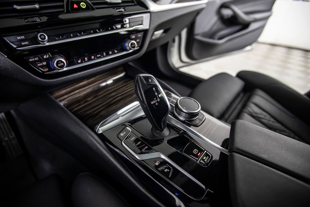 Used 2021 BMW 530e w/ Convenience Package image 34