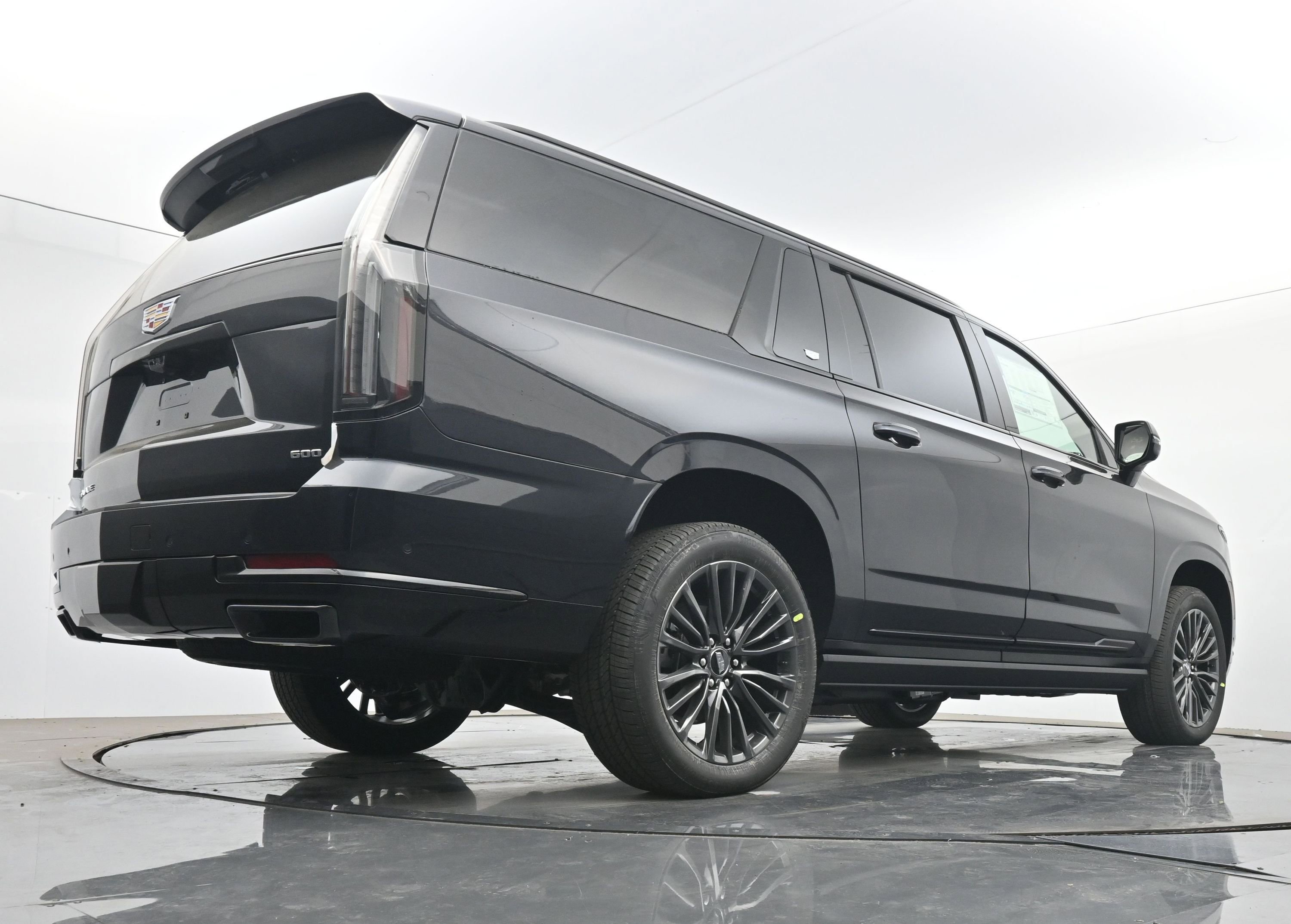 New 2026 Cadillac Escalade ESV Platinum Sport w/ LPO, Floor Liner Package AWD/4WD image 19
