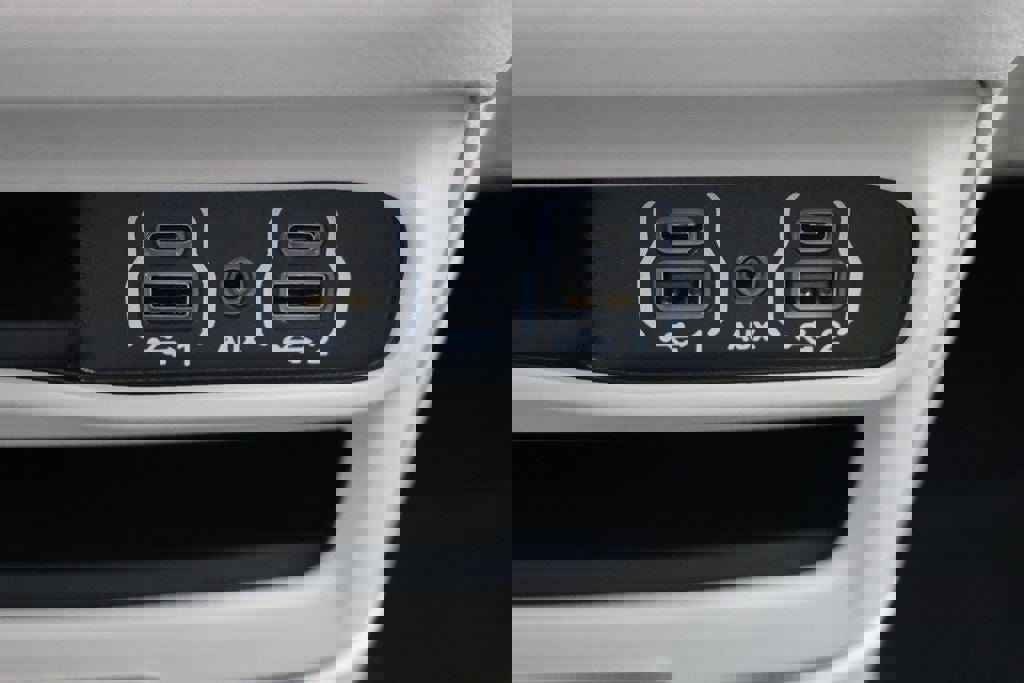 Used 2024 Chrysler Pacifica Touring-L image 25