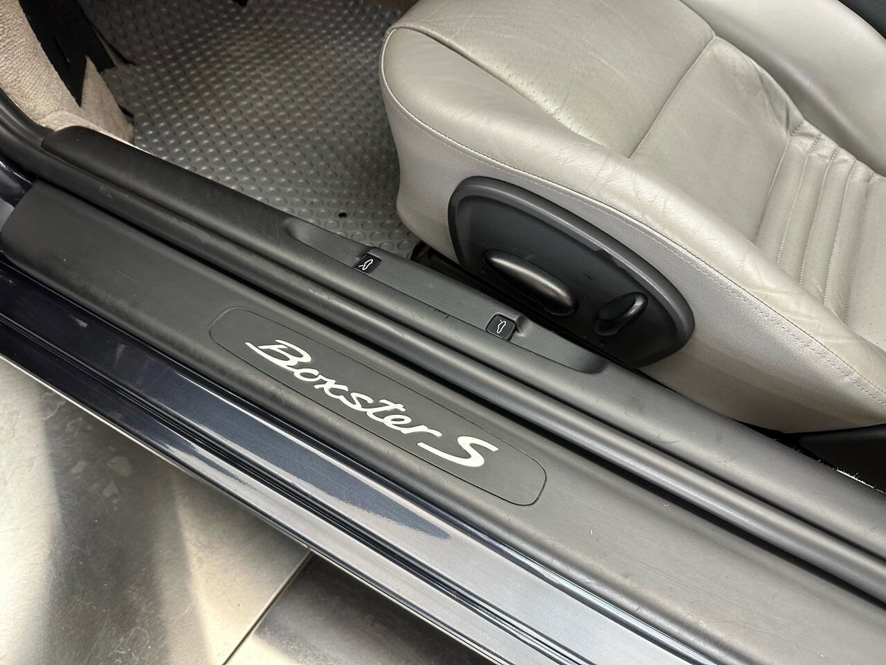 Used 2004 Porsche Boxster S RWD image 25
