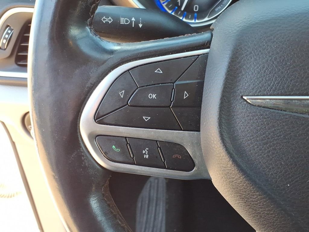 Used 2019 Chrysler Pacifica Touring-L image 19