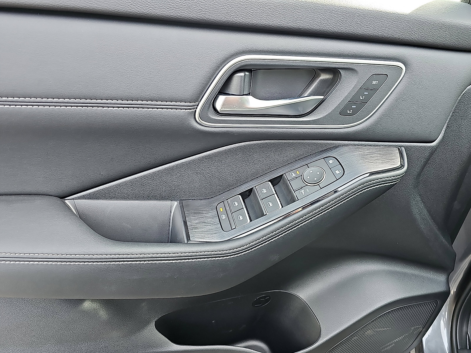 New 2026 Nissan Rogue Platinum image 8