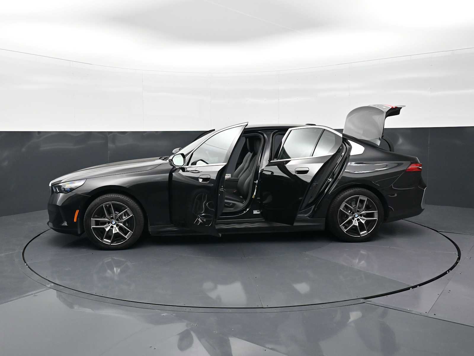 Used 2026 BMW i5 eDrive40 w/ Executive Package RWD image 36