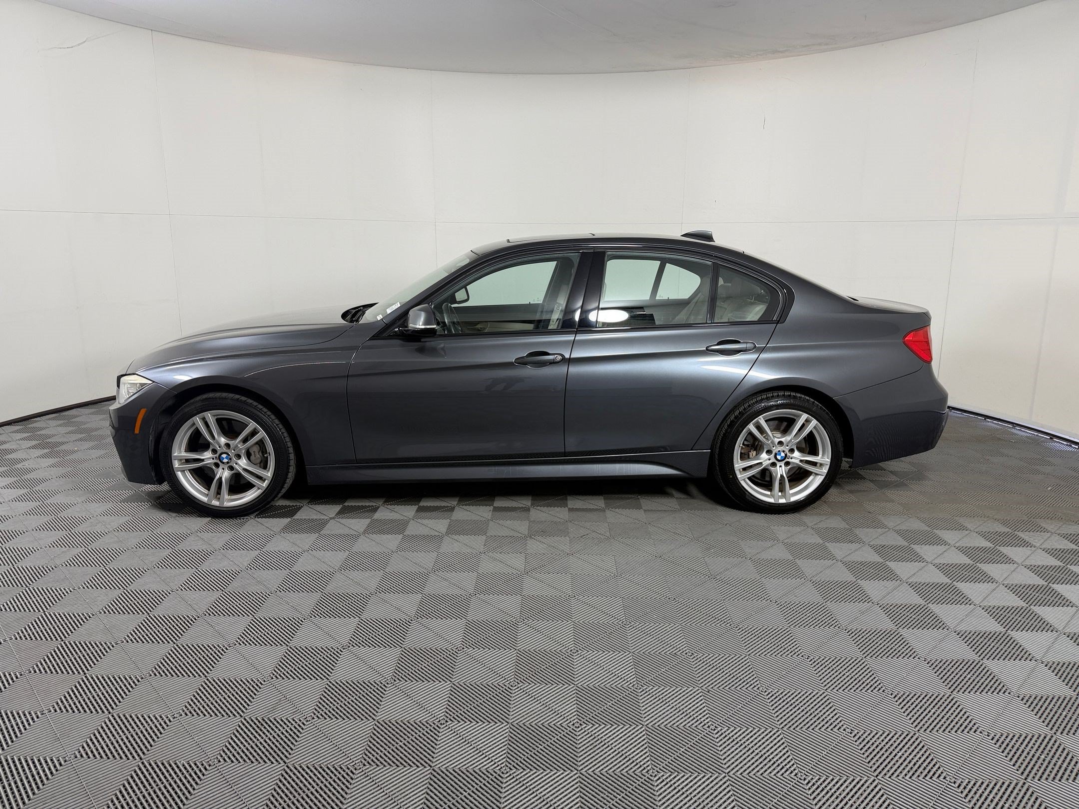 Used 2015 BMW 328i xDrive Sedan AWD/4WD image 2