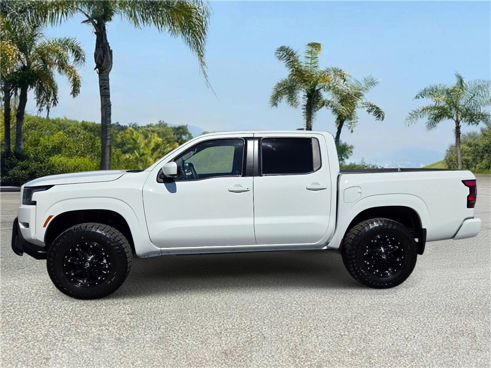 Used 2024 Nissan Frontier SV w/ Tow Package AWD/4WD image 2