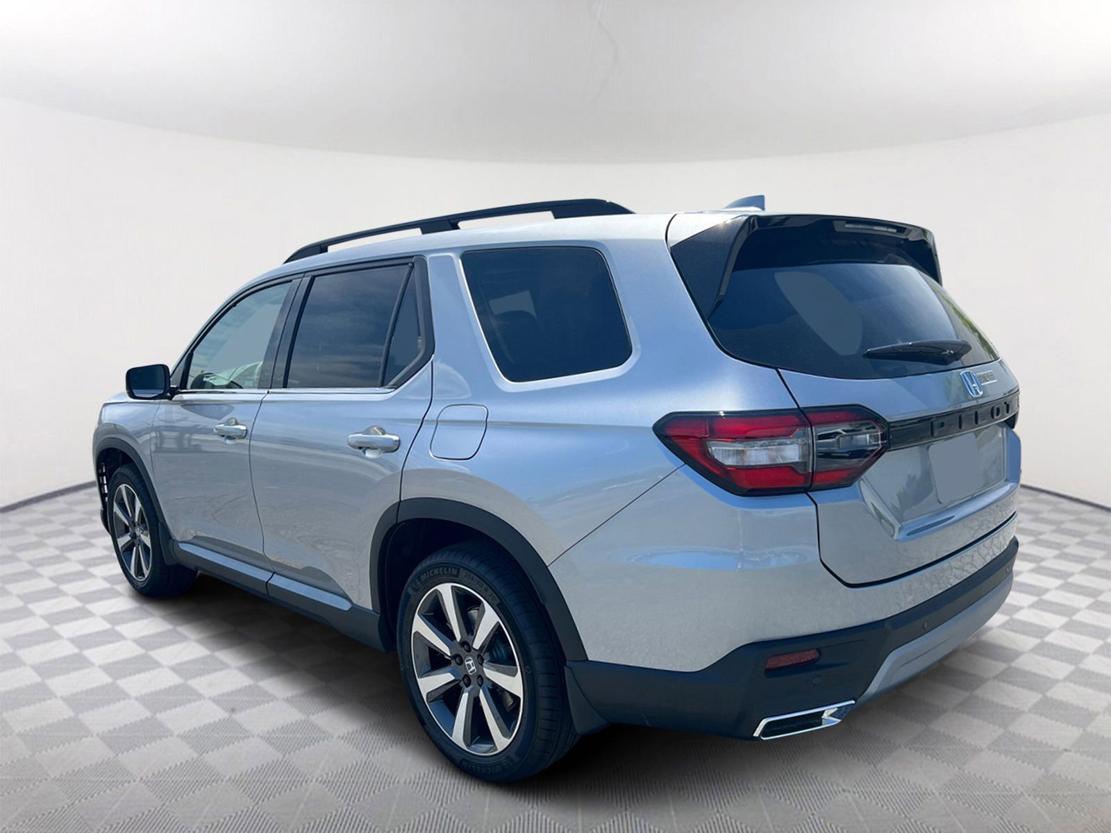 New 2025 Honda Pilot Touring image 6
