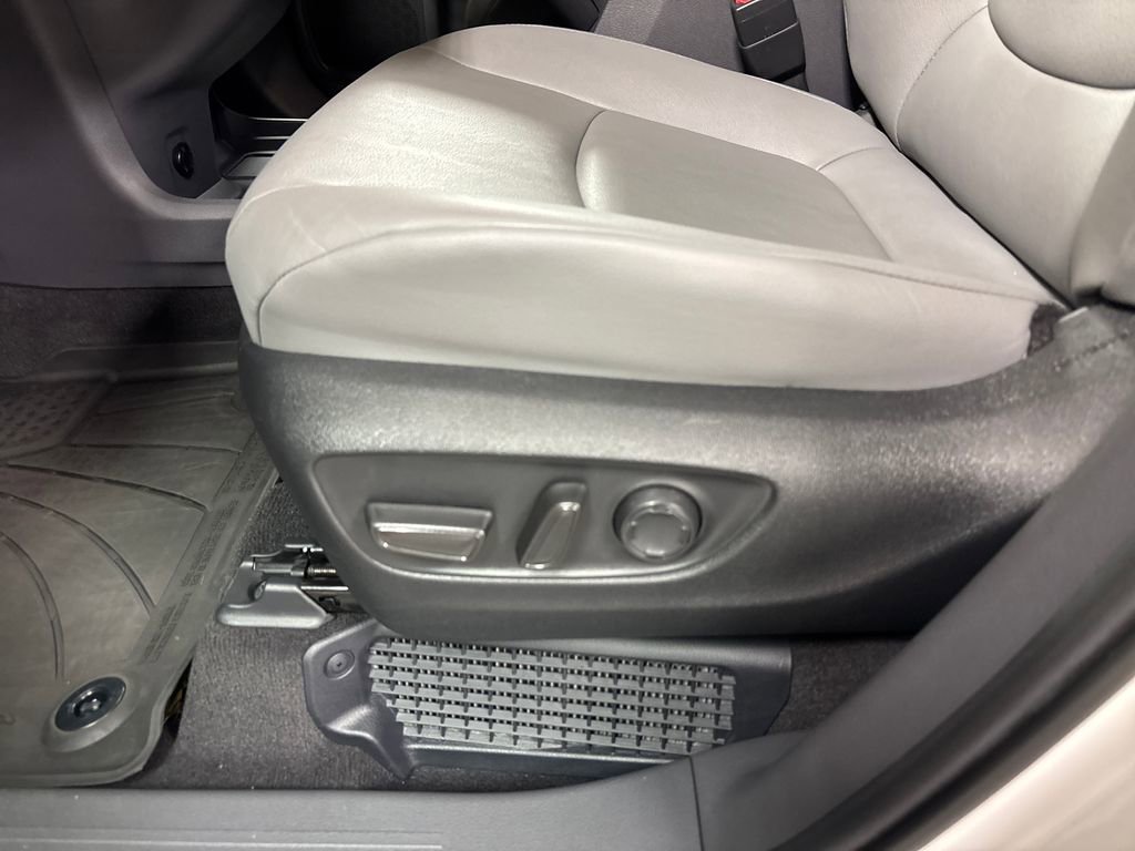 Used 2024 Toyota Sienna XLE FWD image 27