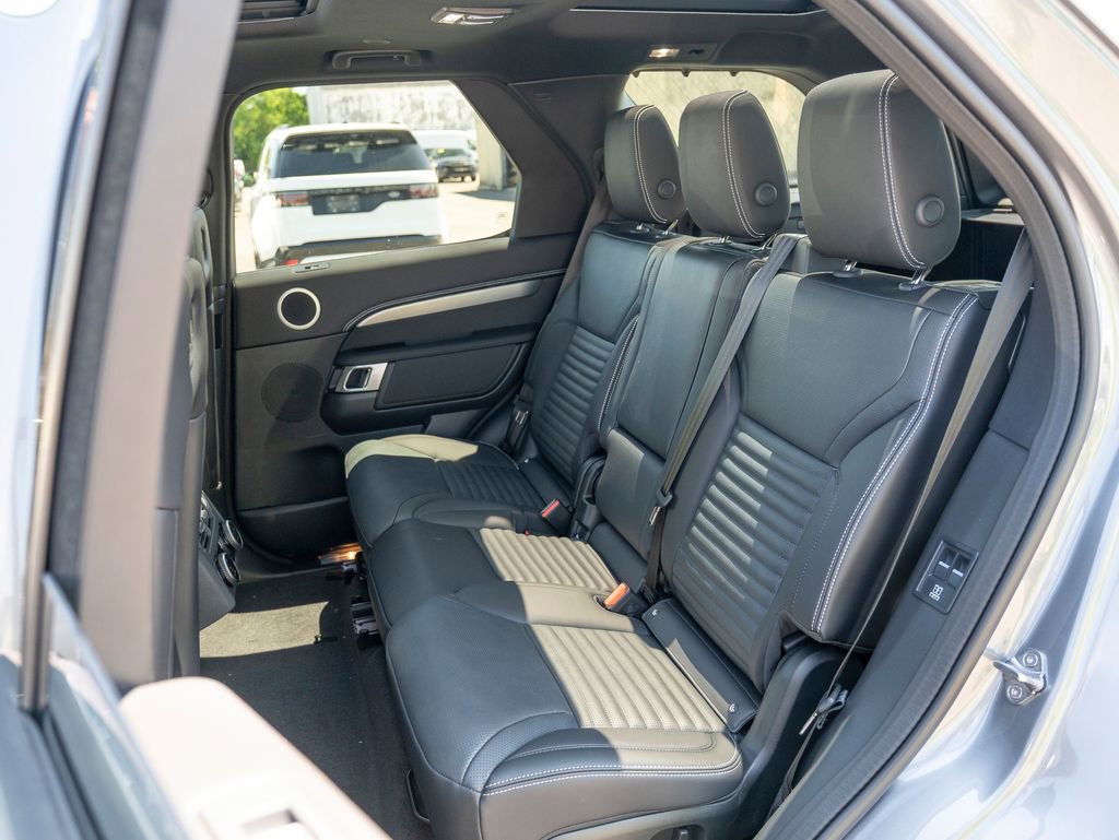 New 2025 Land Rover Discovery Dynamic SE image 22
