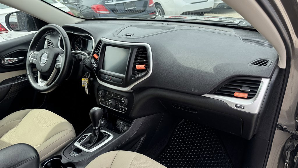 Used 2017 Jeep Cherokee Latitude w/ Safety/Convenience Group image 26