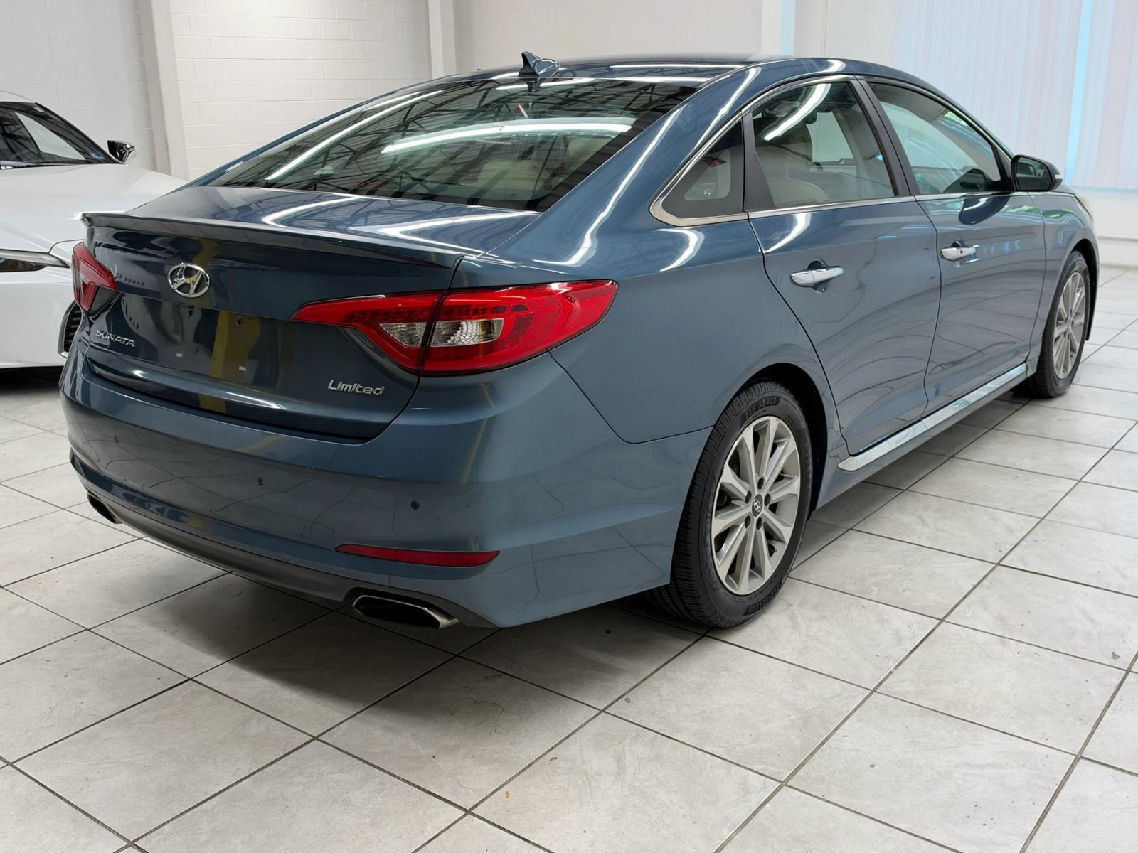Used 2017 Hyundai Sonata Limited w/ Ultimate Package 04 FWD image 9