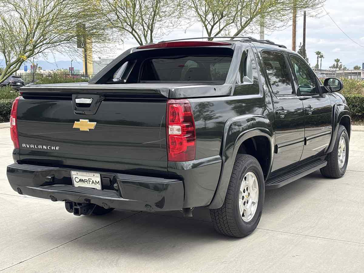 Used 2013 Chevrolet Avalanche LS AWD/4WD image 3