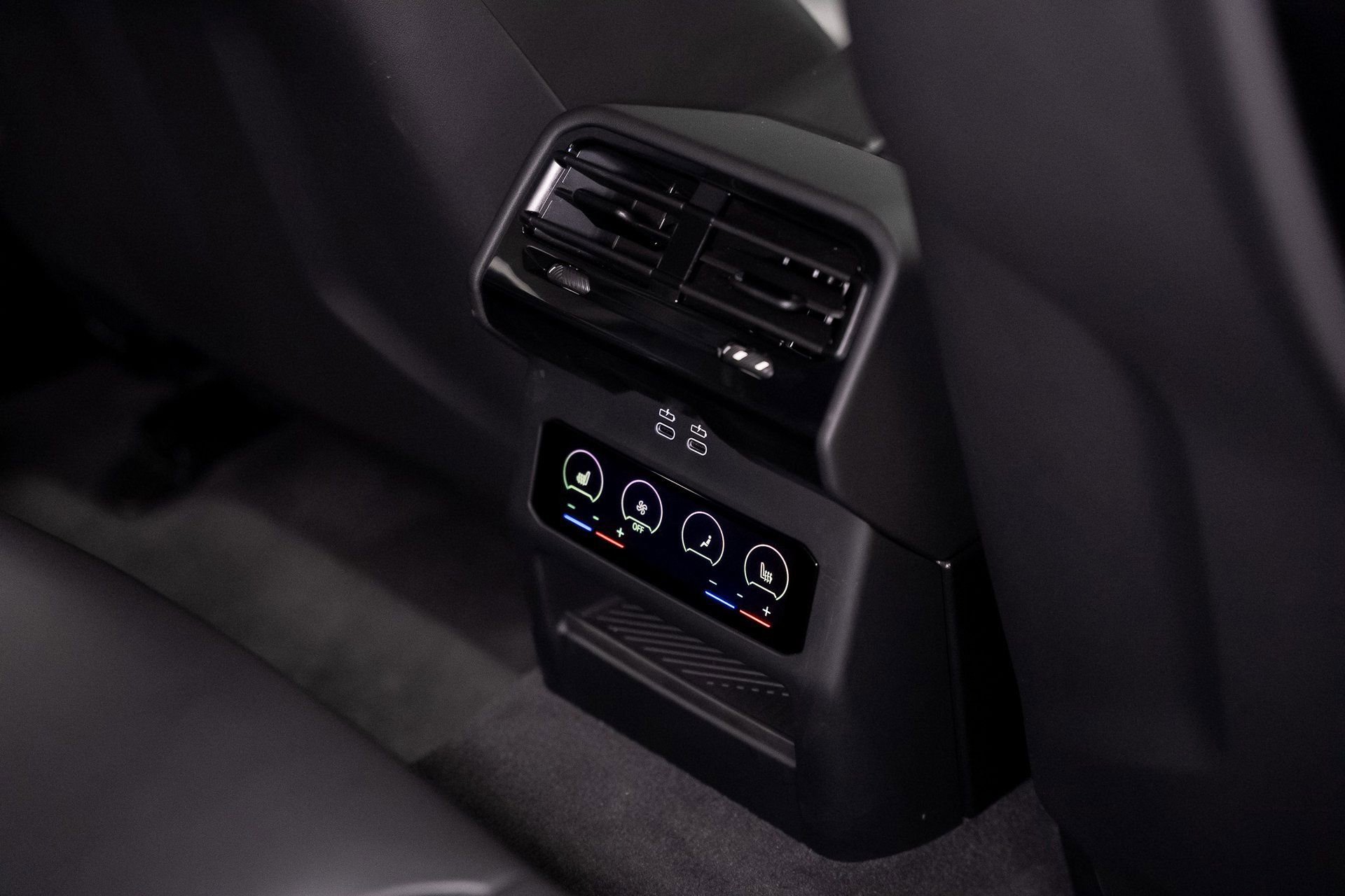 Used 2025 BMW M5 w/ Carbon Package image 76