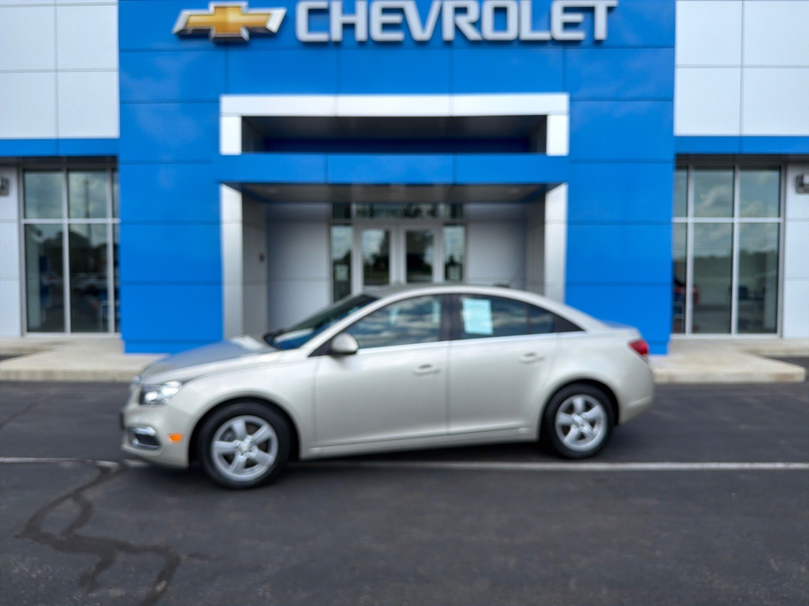Used 2015 Chevrolet Cruze LT w/ Technology Package FWD image 1