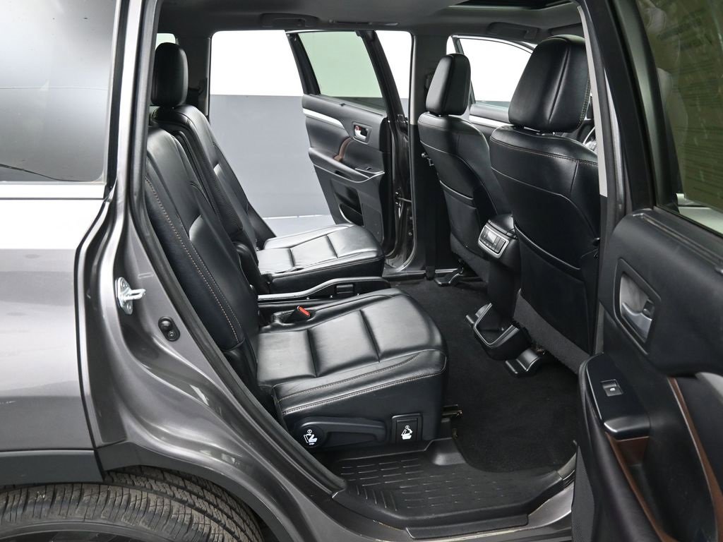 Used 2016 Toyota Highlander XLE image 28