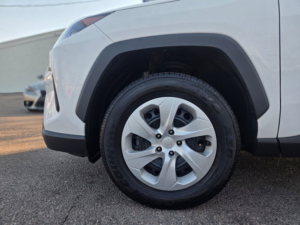 Used 2022 Toyota RAV4 LE AWD/4WD image 10