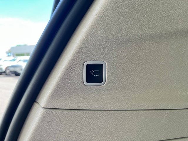 Used 2023 Chrysler Pacifica Touring-L FWD image 9