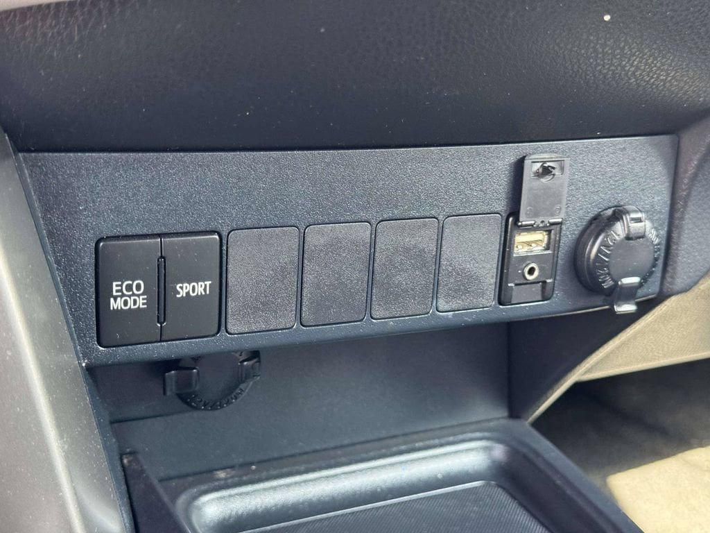 Used 2013 Toyota RAV4 XLE AWD/4WD image 9