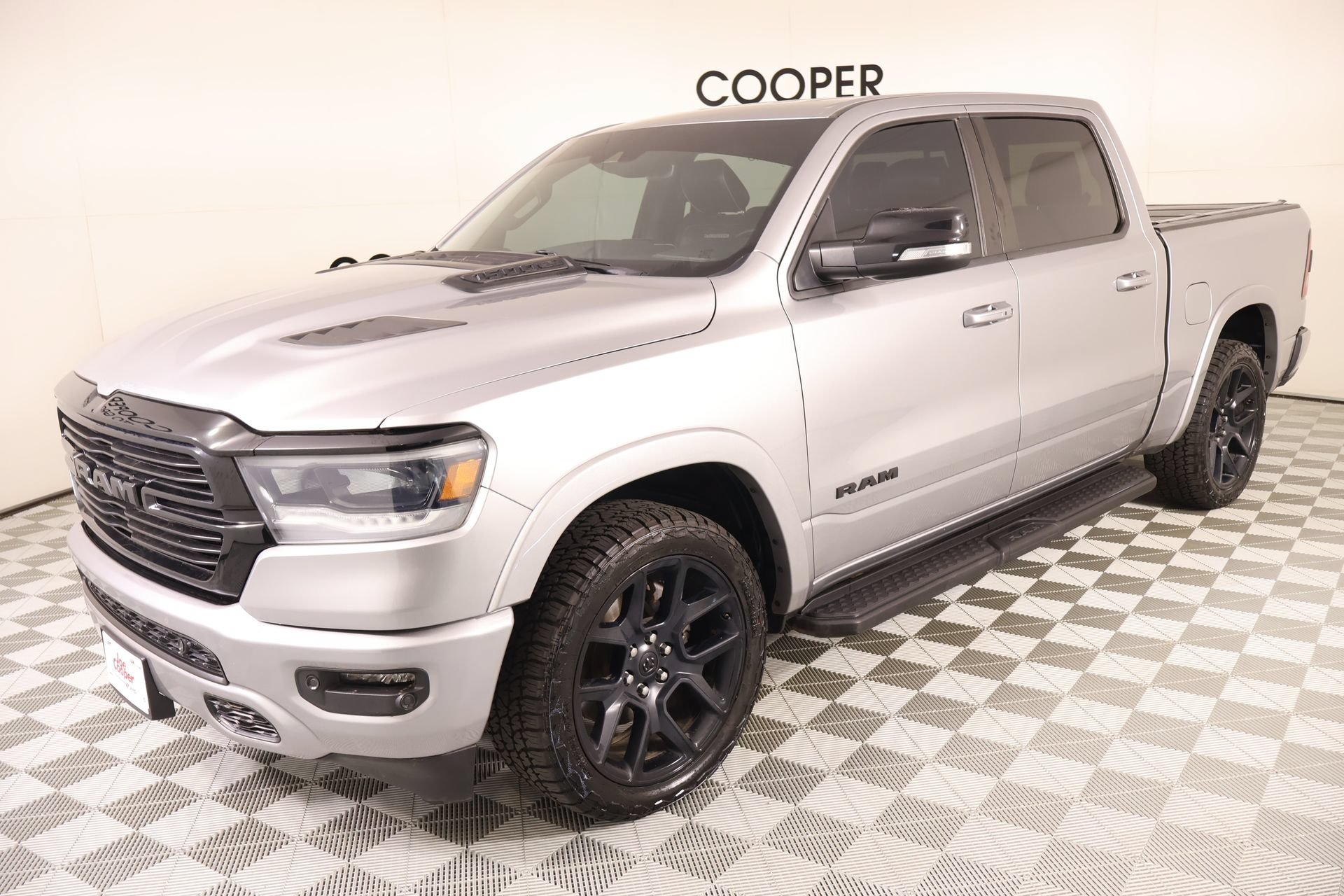 Used 2022 RAM 1500 Laramie AWD/4WD image 11