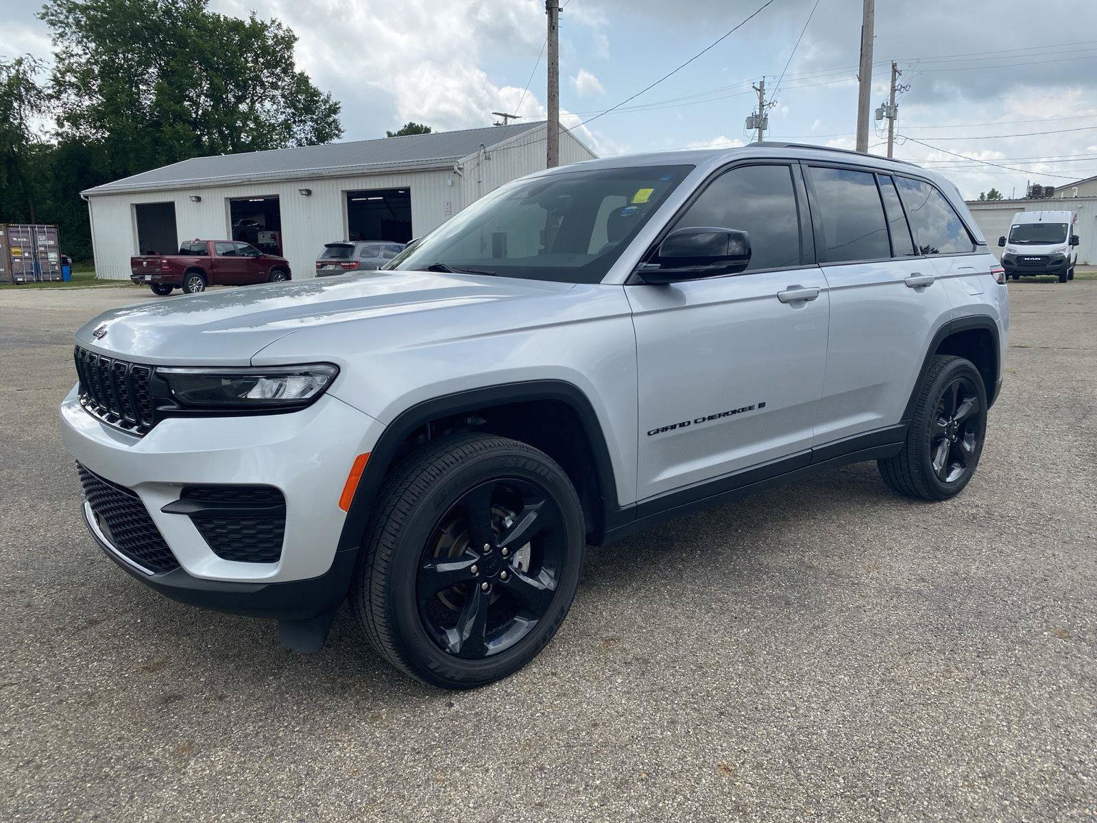 Used 2023 Jeep Grand Cherokee Altitude AWD/4WD image 1