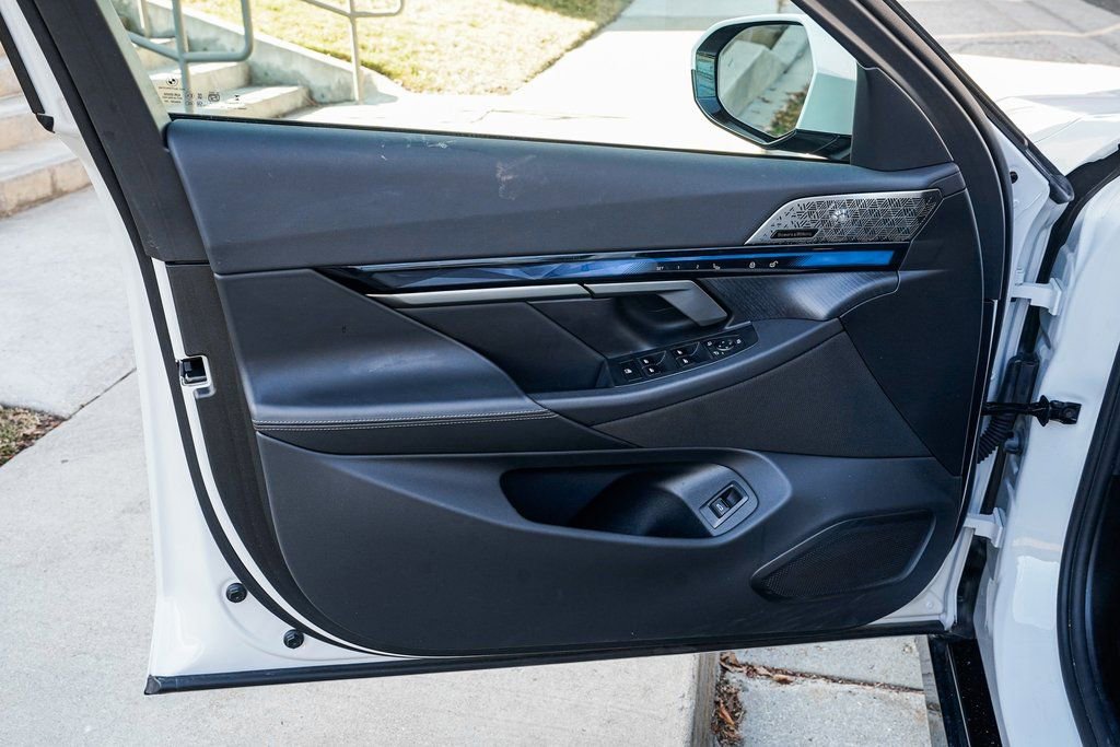 Used 2025 BMW i5 xDrive40 w/ M Sport Package image 8