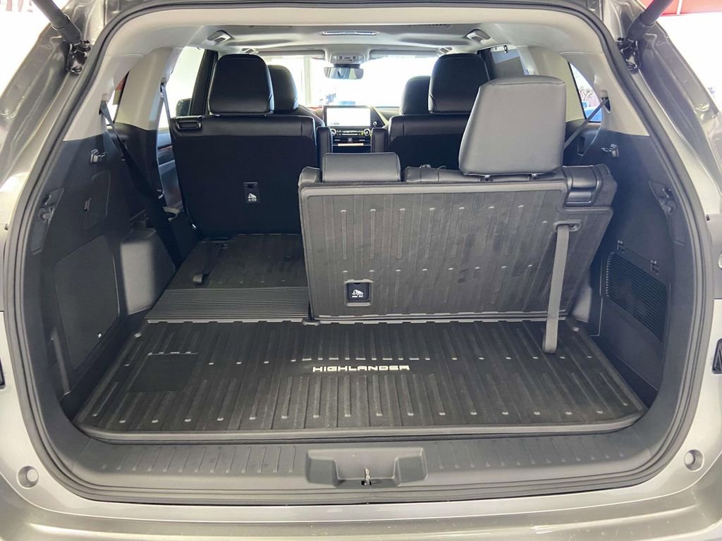 Used 2026 Toyota Highlander Limited image 12