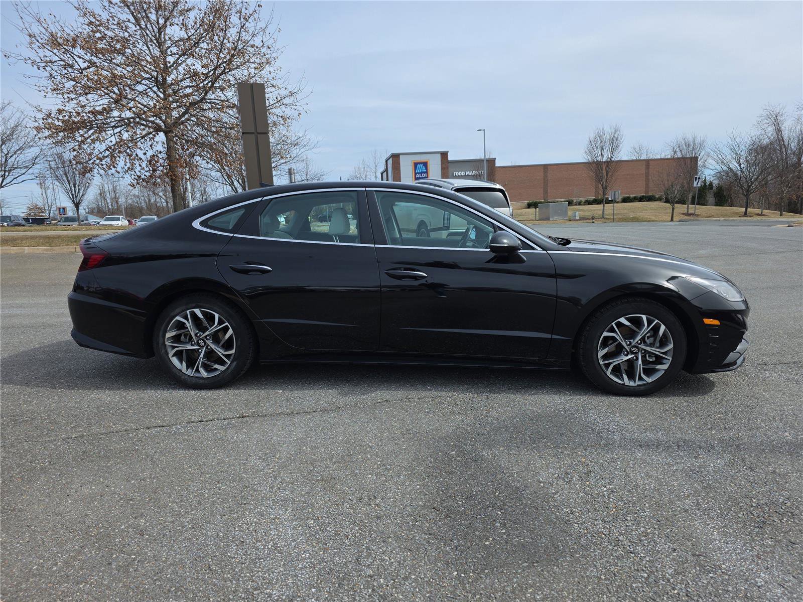 Used 2022 Hyundai Sonata SEL w/ Convenience Package image 3