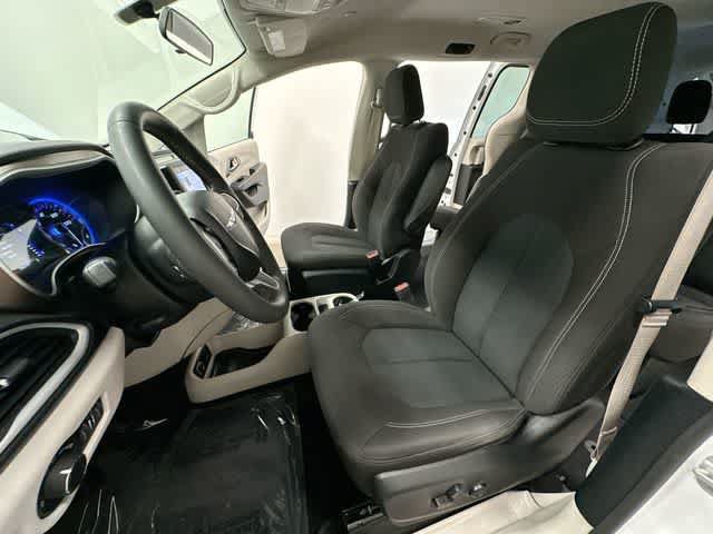 Used 2022 Chrysler Voyager LX FWD image 17