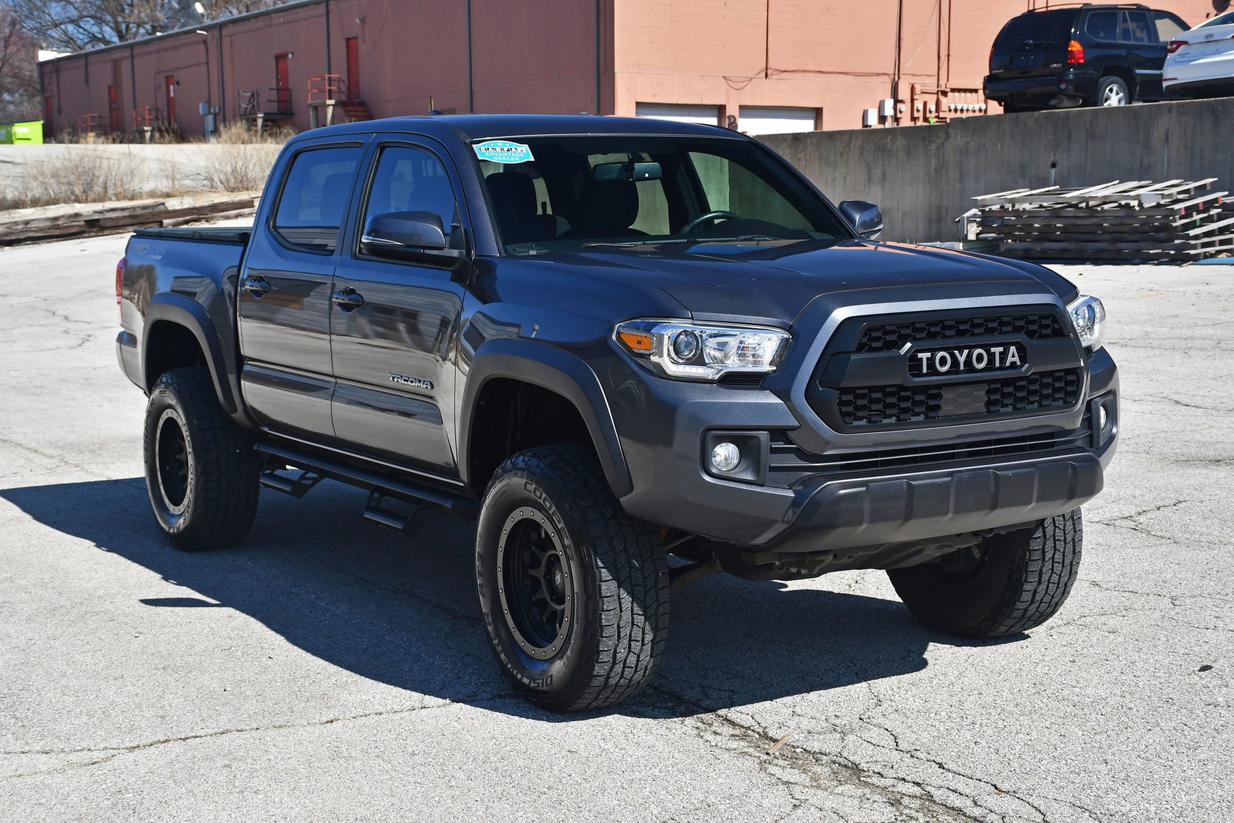 Used 2017 Toyota Tacoma TRD Off-Road image 3