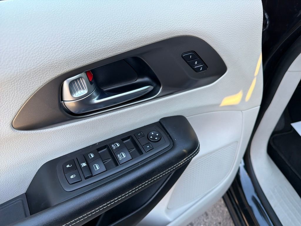 Used 2023 Chrysler Pacifica Touring-L image 15