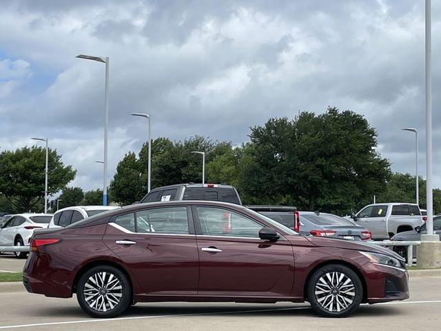 Used 2024 Nissan Altima 2.5 SV FWD image 3