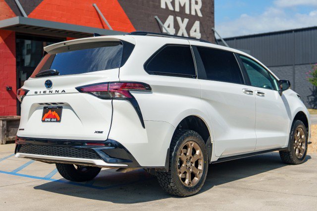 Used 2025 Toyota Sienna XSE w/ XSE Plus Package AWD/4WD image 5