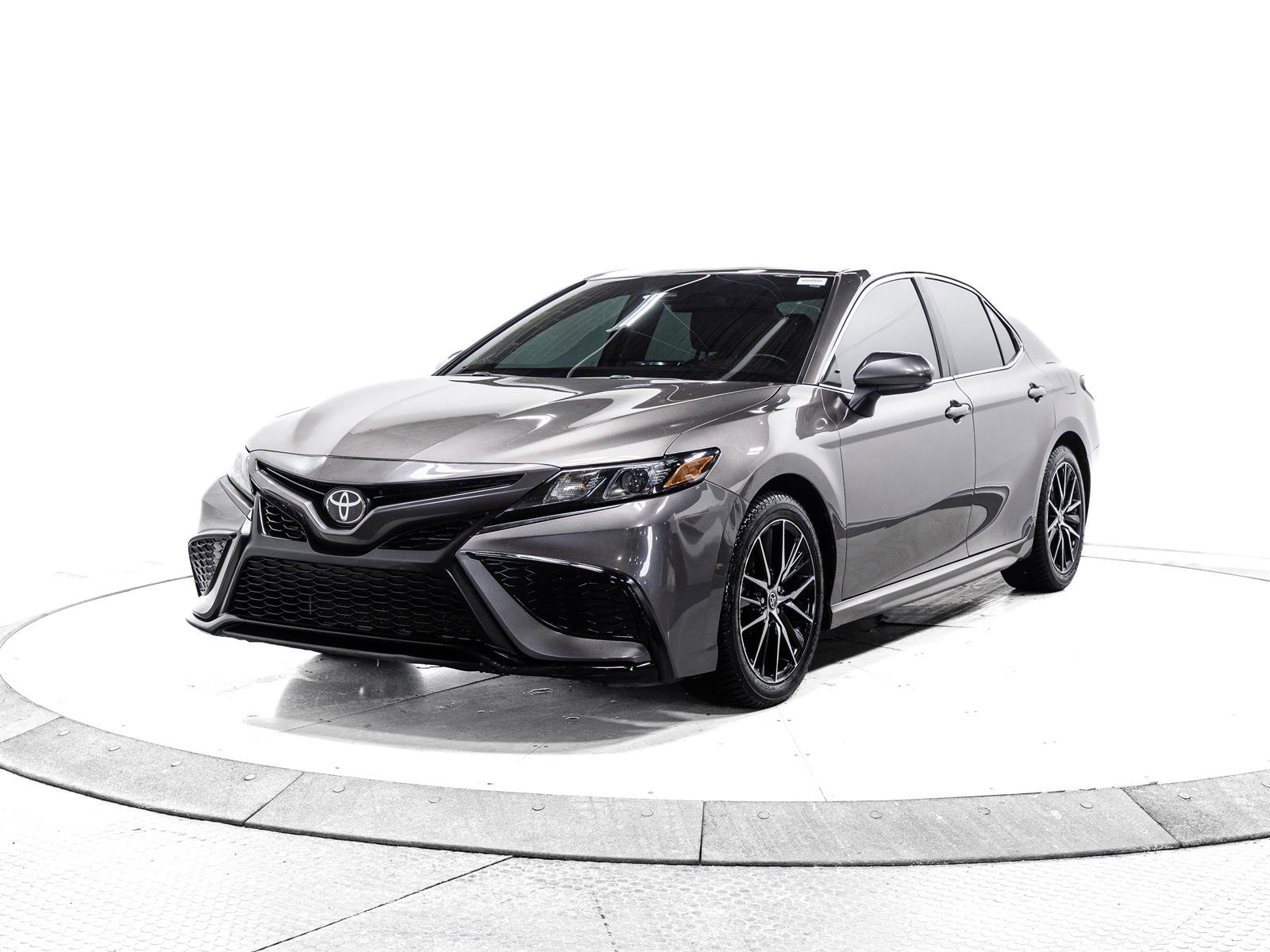 Certified 2021 Toyota Camry SE image 3