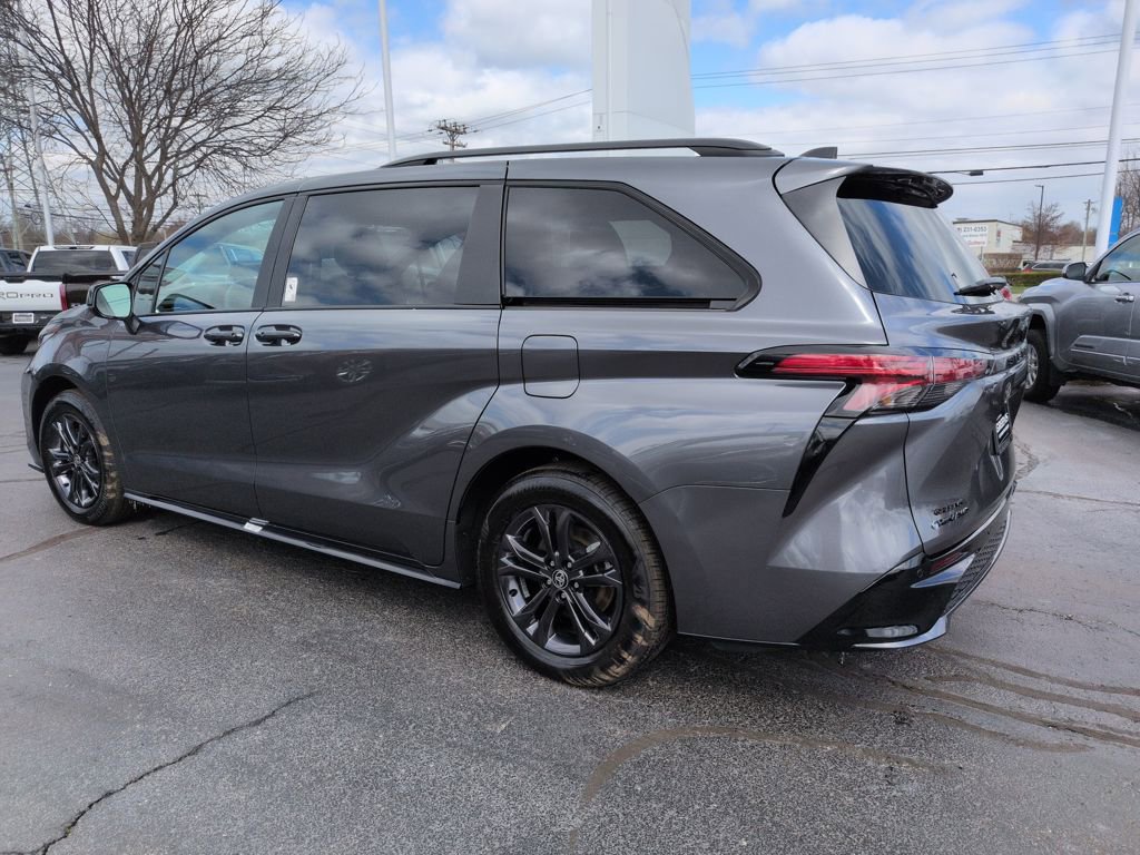Used 2025 Toyota Sienna XSE w/ XSE Plus Package image 3