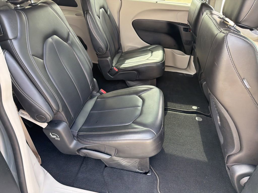 Used 2023 Chrysler Pacifica Touring-L image 20